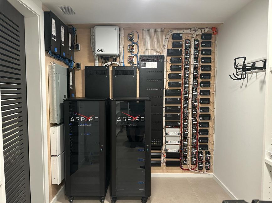 Dual server racks and components with structured cable management in a server room